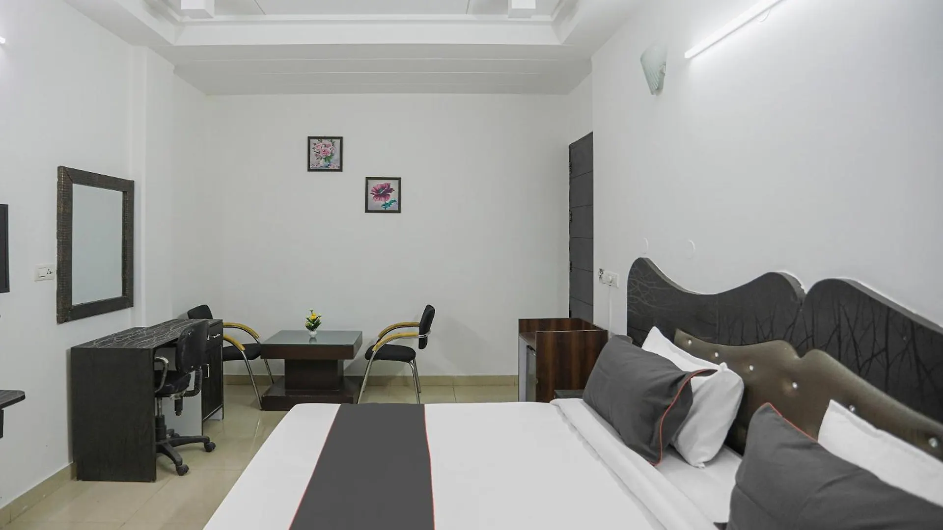 ***  Hotel O Kanishk Inn Gurgaon India